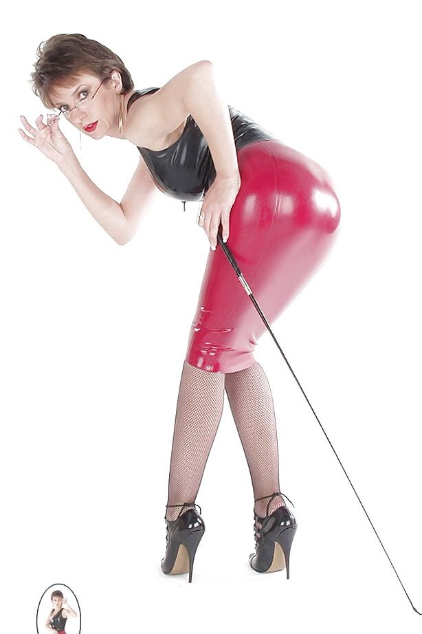 15P Lusty senhora fetichista madura posando em roupa de látex provocante