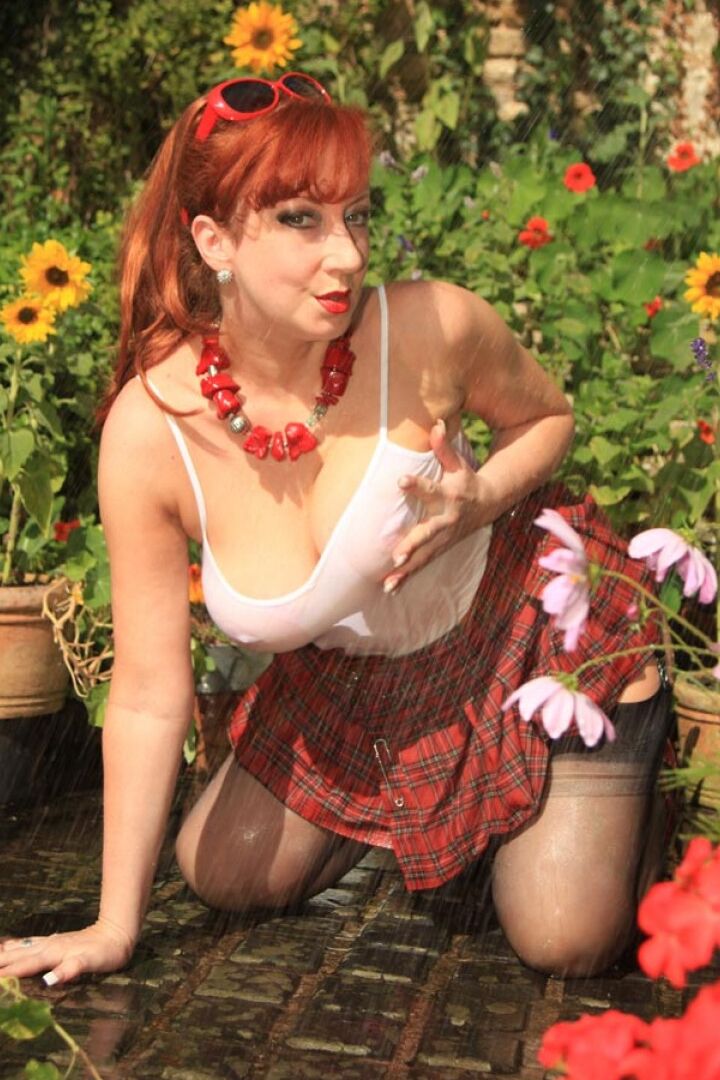 16P A modelo britânica Red XXX molha a buceta enquanto rega as plantas em um pátio