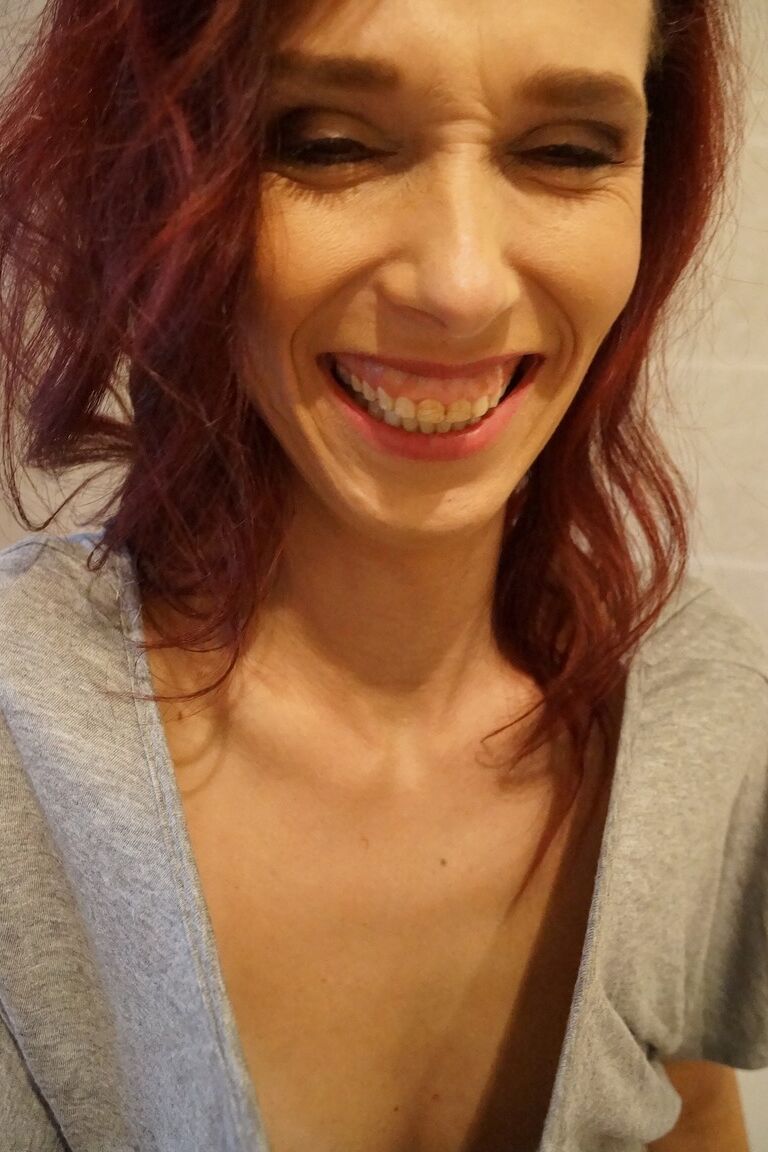 17P La delgada pelirroja madura Rebecca Red se desnuda riendo para posar desnuda en la bañera