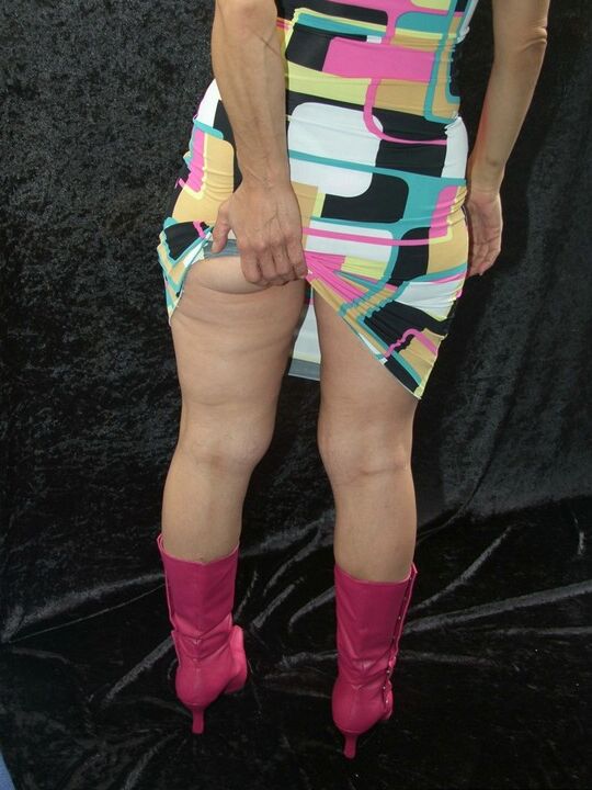 16P Middle-aged lady Jolanda slips of her dress before parting labia lips