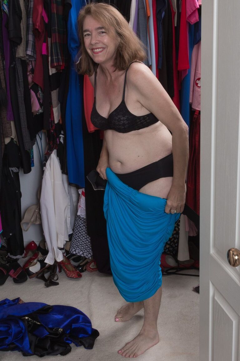 17P A encantadora mãe Sammie Jenkins exibindo partes peludas do corpo no armário
