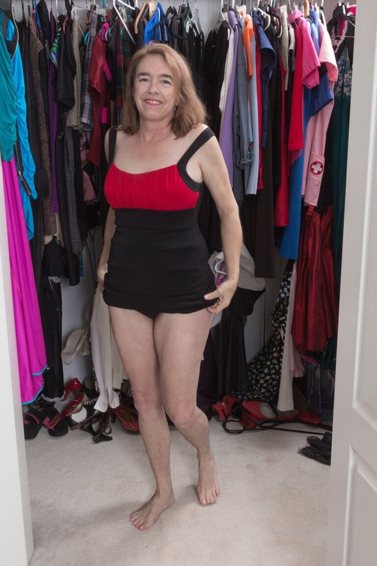 17P A encantadora mãe Sammie Jenkins exibindo partes peludas do corpo no armário