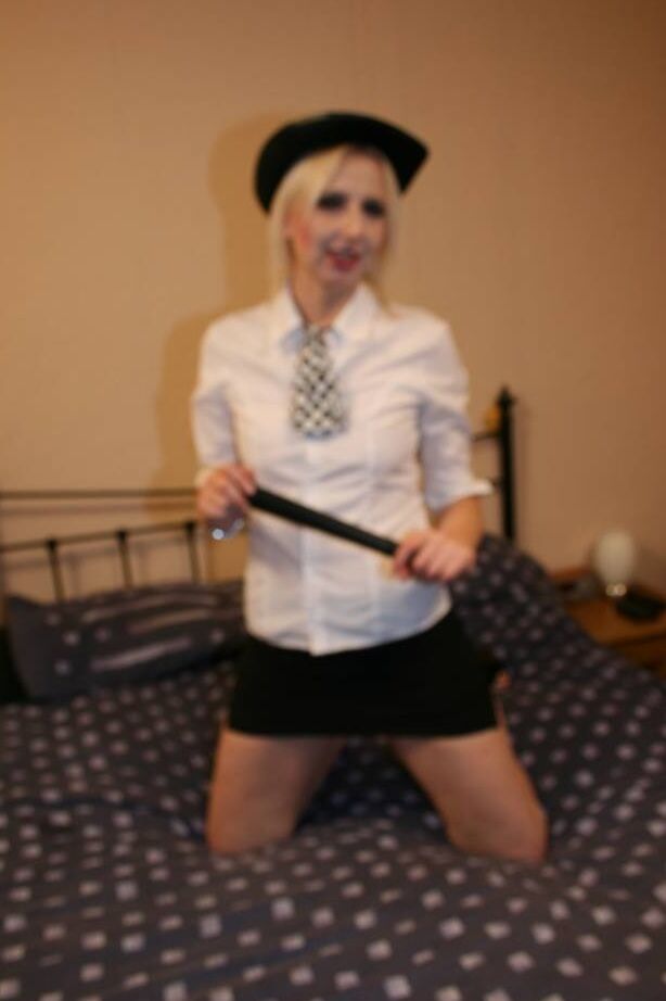 A loira 20P do Reino Unido Tracey Lain tira seu uniforme de policial antes do sexo anal POV