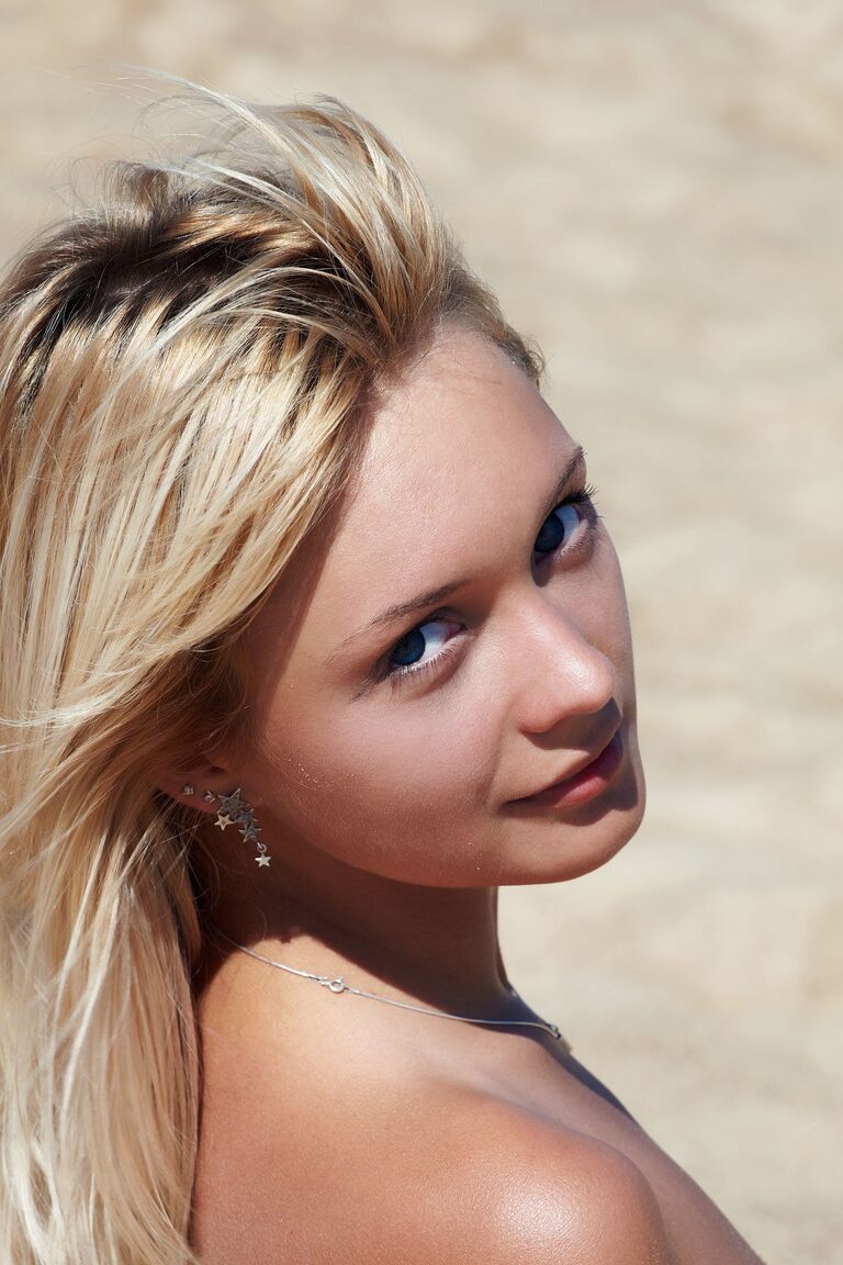 21P A adorável loira Lada exibe sua linda buceta raspada em uma praia de areia