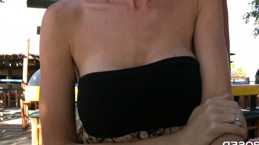 15P La femme blonde Kylie Worthy expose ses seins et sa chatte en dînant en public