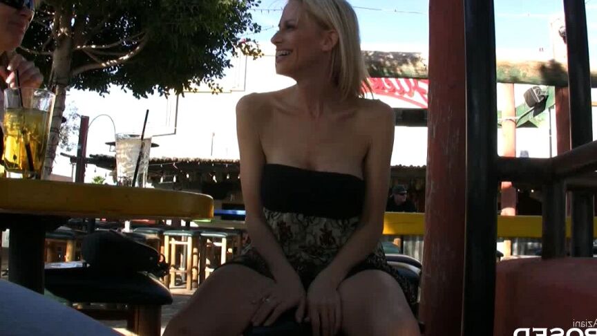 15P La femme blonde Kylie Worthy expose ses seins et sa chatte en dînant en public