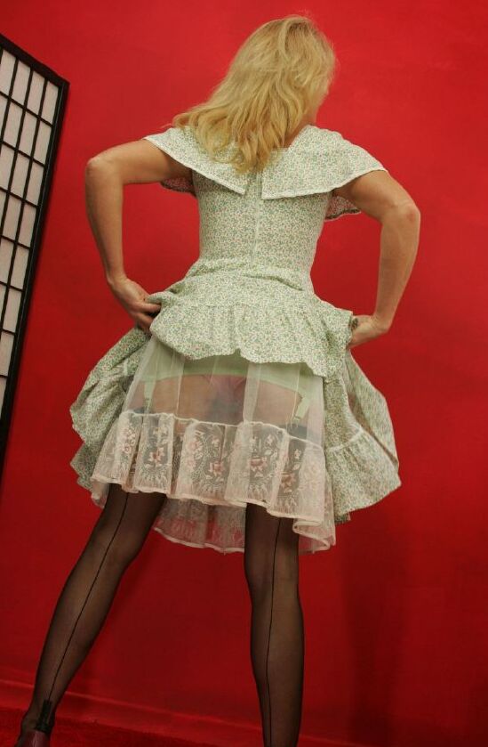12P Madura sexy en medias quitándose el vestido y la lencería