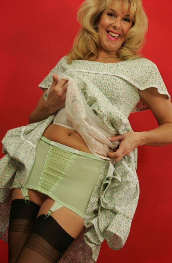 12P Madura sexy en medias quitándose el vestido y la lencería