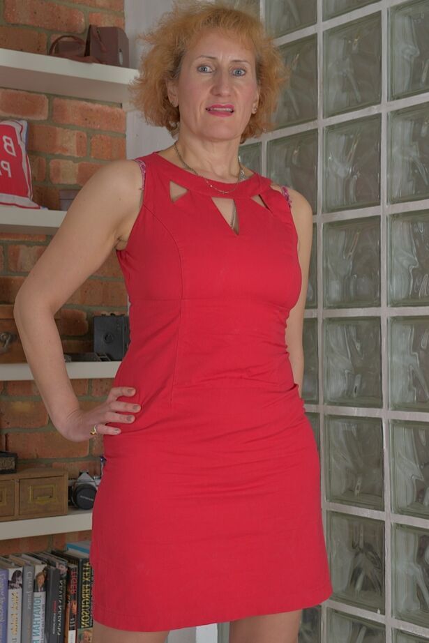 15P Older redhead Naomi Triplexxx rides on top a sex toy after getting disrobed