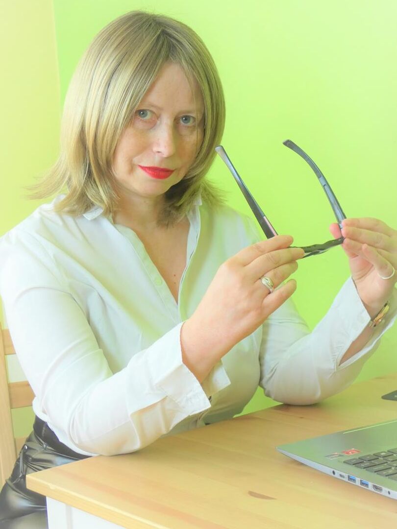20P La descarada mayor amateur Posh Sophia compra en una tienda de sexo antes de mostrar su escote