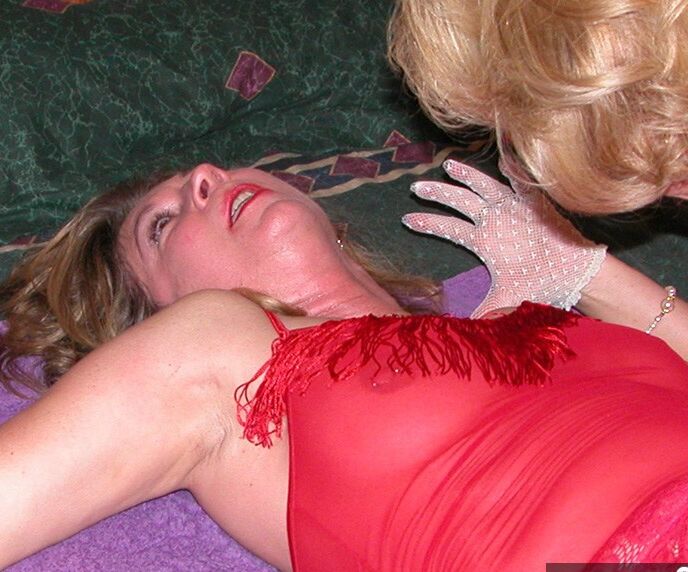 11P Amadora madura Devlynn participa de sexo lésbico em cima da cama