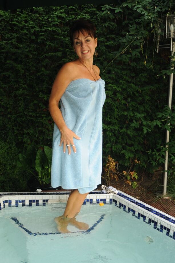 20P Die reife Dame Georgie entspannt ihren gebräunten Körper im Whirlpool im Freien