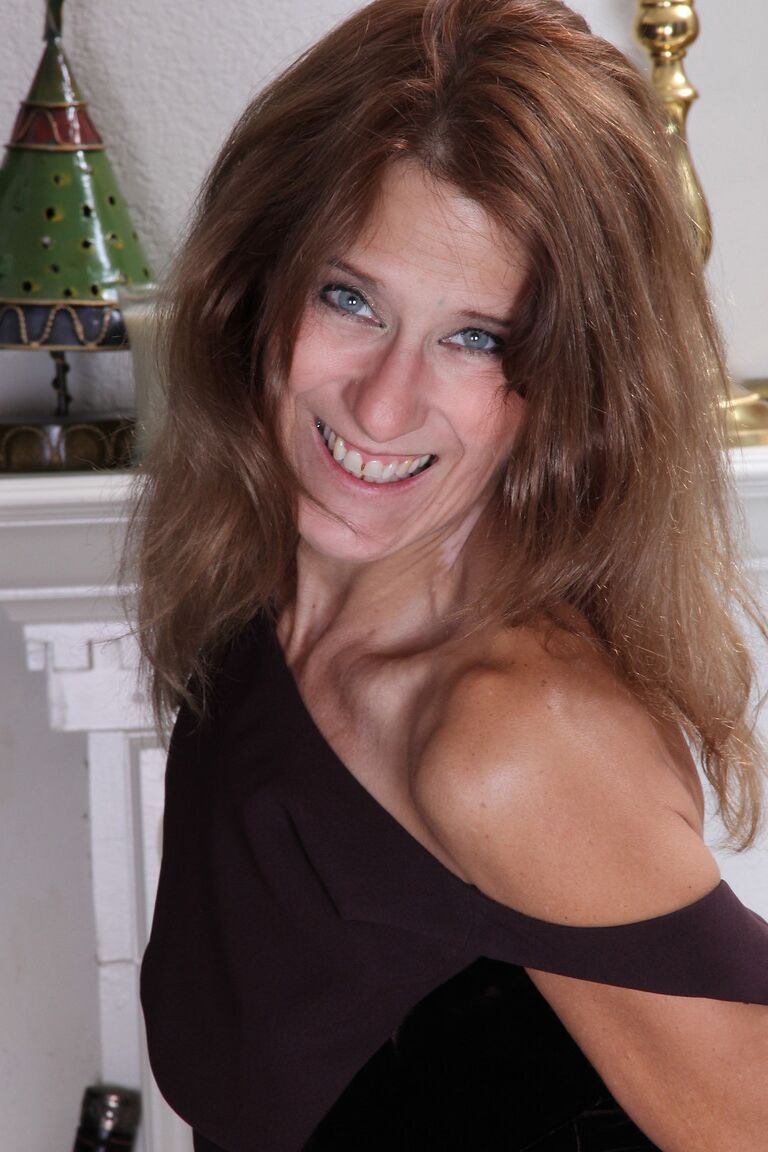 21P Horny MILF Jay Dee tira seu vestido longo para mostrar sua buceta madura e careca