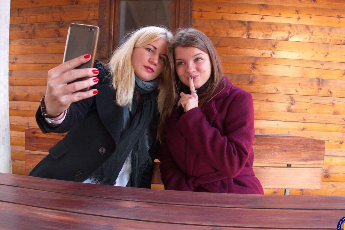16P Rubia madura tiene sexo lésbico con una chica más joven en una primera cita