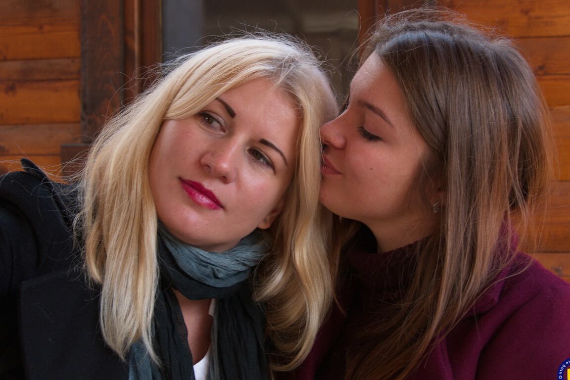 16P Rubia madura tiene sexo lésbico con una chica más joven en una primera cita