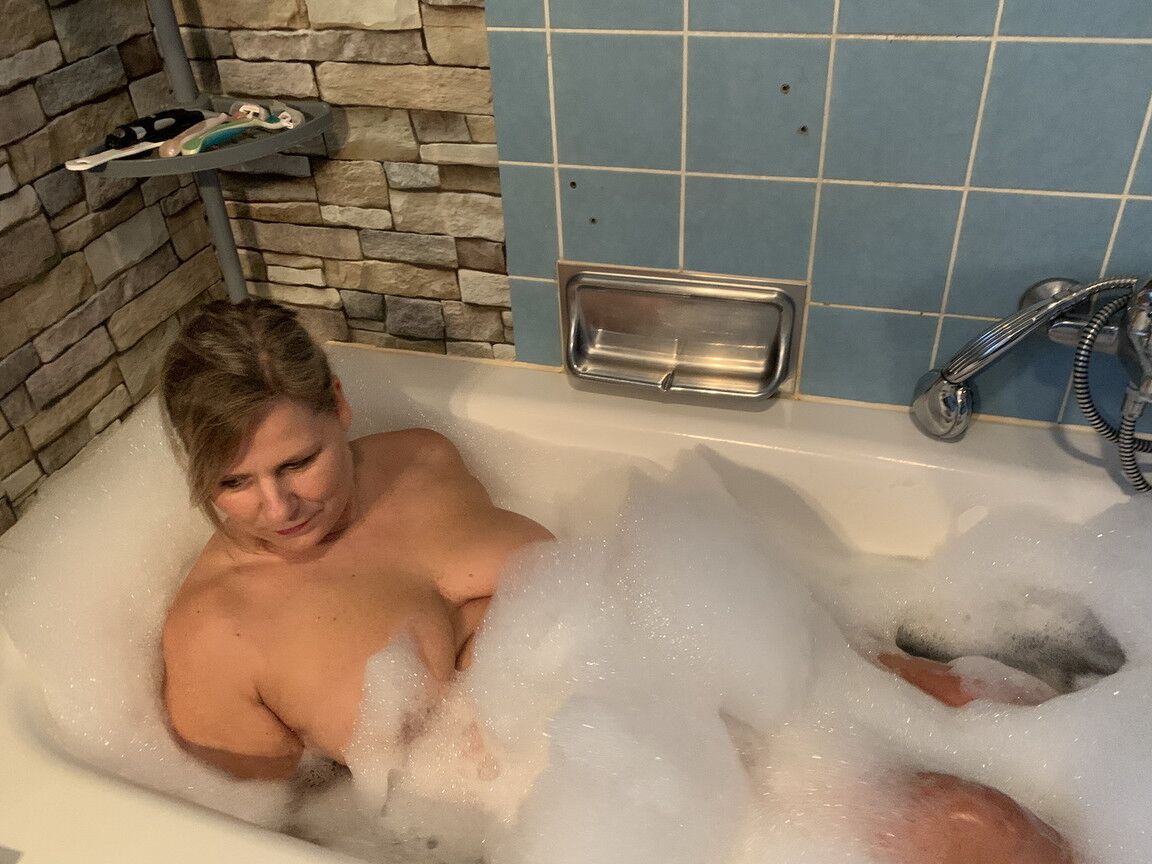 20P Middle-aged amateur Sweet Susi gets caught naked while taking a bubble bath