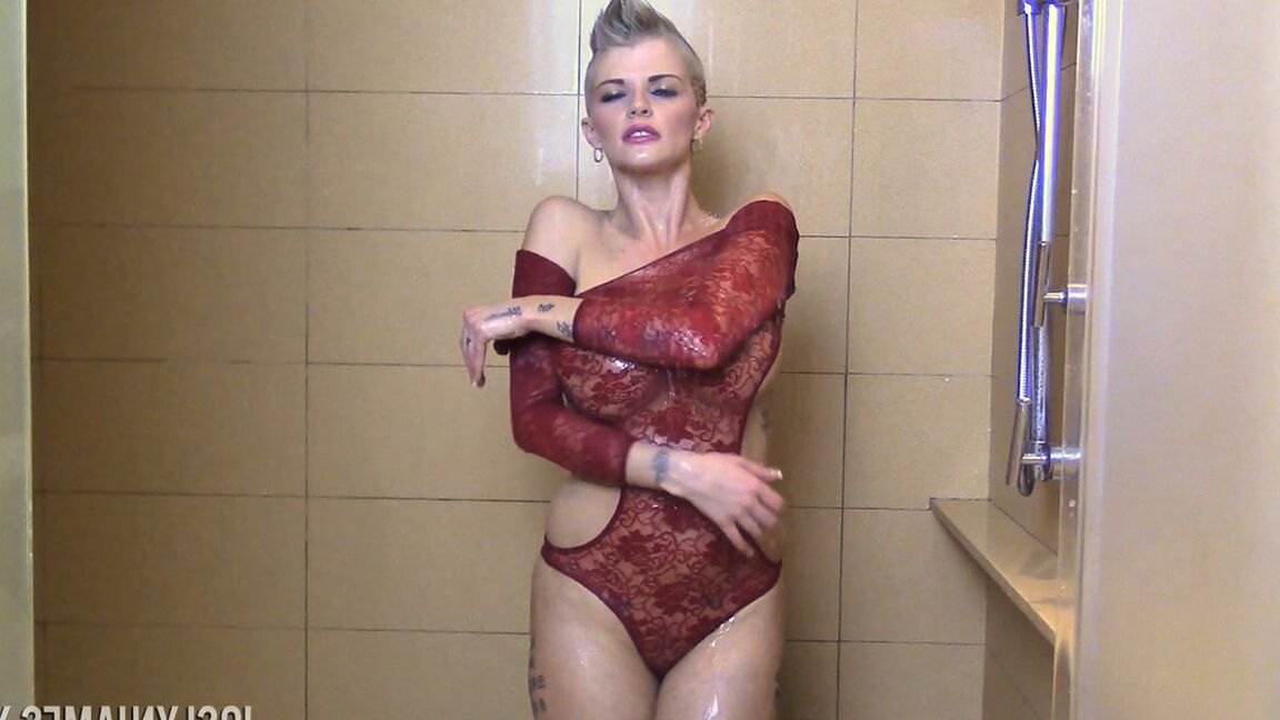 21P La MILF Joslyn James se déshabille et douche ses énormes seins et son cul dans la salle de bain.