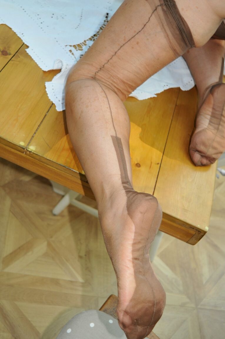 10P Older blonde Nylon Sue slides her panties aside while wearing retro nylons