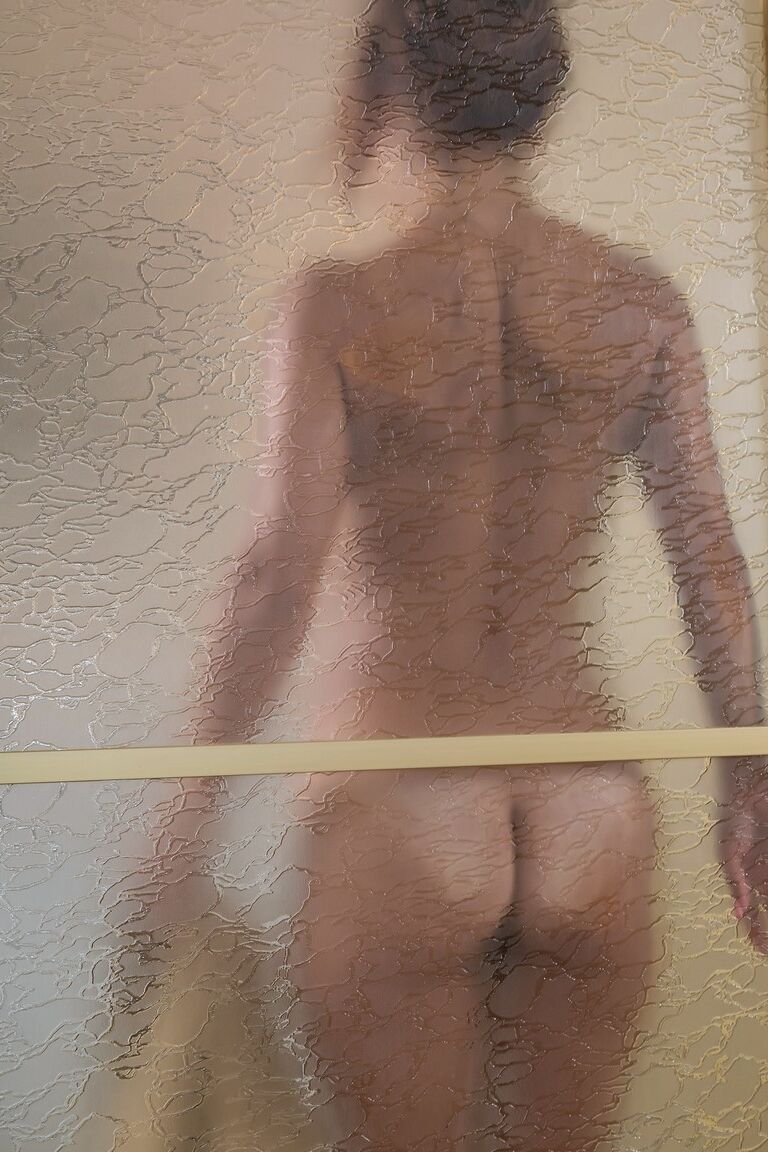 21P Petite MILF Mulatka exibe seu corpo bronzeado