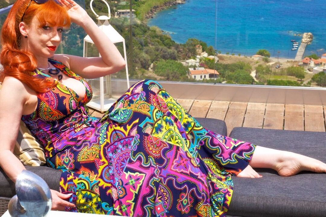 11P Mujer de mediana edad Red XXX se levanta el vestido para mostrar su coño en un patio