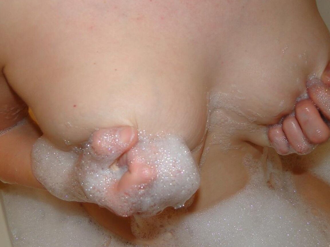 16P Amadora madura Tiffany Lynne se masturba com um vibrador enquanto toma banho