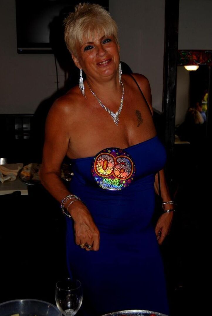 16P La rubia Dimonty se desnuda totalmente para su sexagésimo cumpleaños
