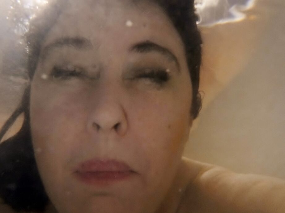 20P La amateur británica Juicey Janey es pillada totalmente desnuda en una bañera llena