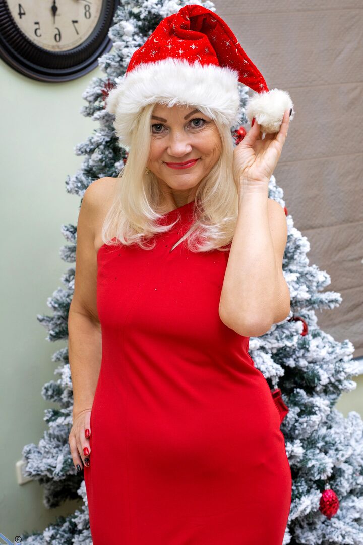 16P La rubia madura Sylvie se quita el atuendo navideño para debutar desnuda junto al árbol