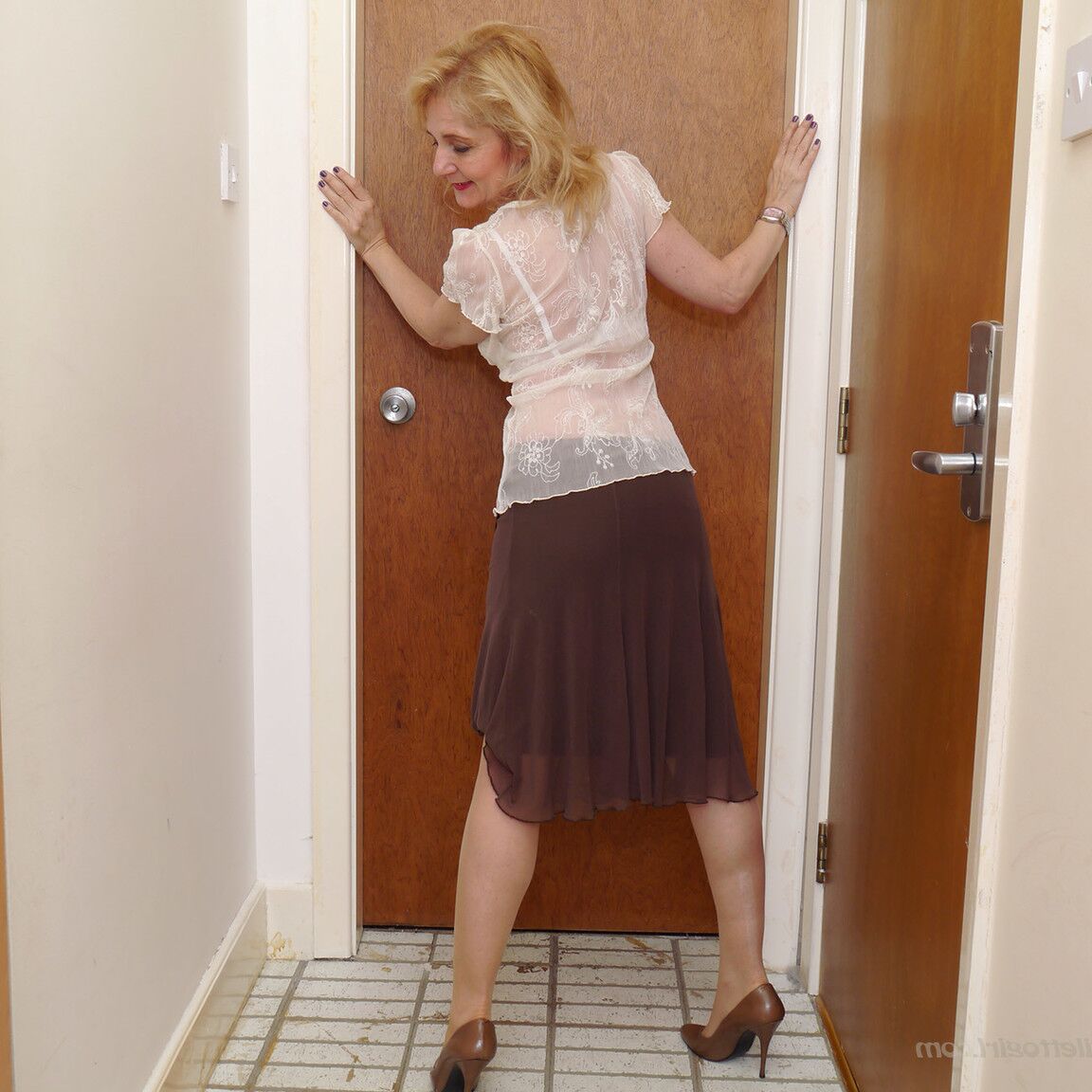 16P La sexy rubia madura Llaria muestra su barriga, muslos, piernas de nailon y su hermosa