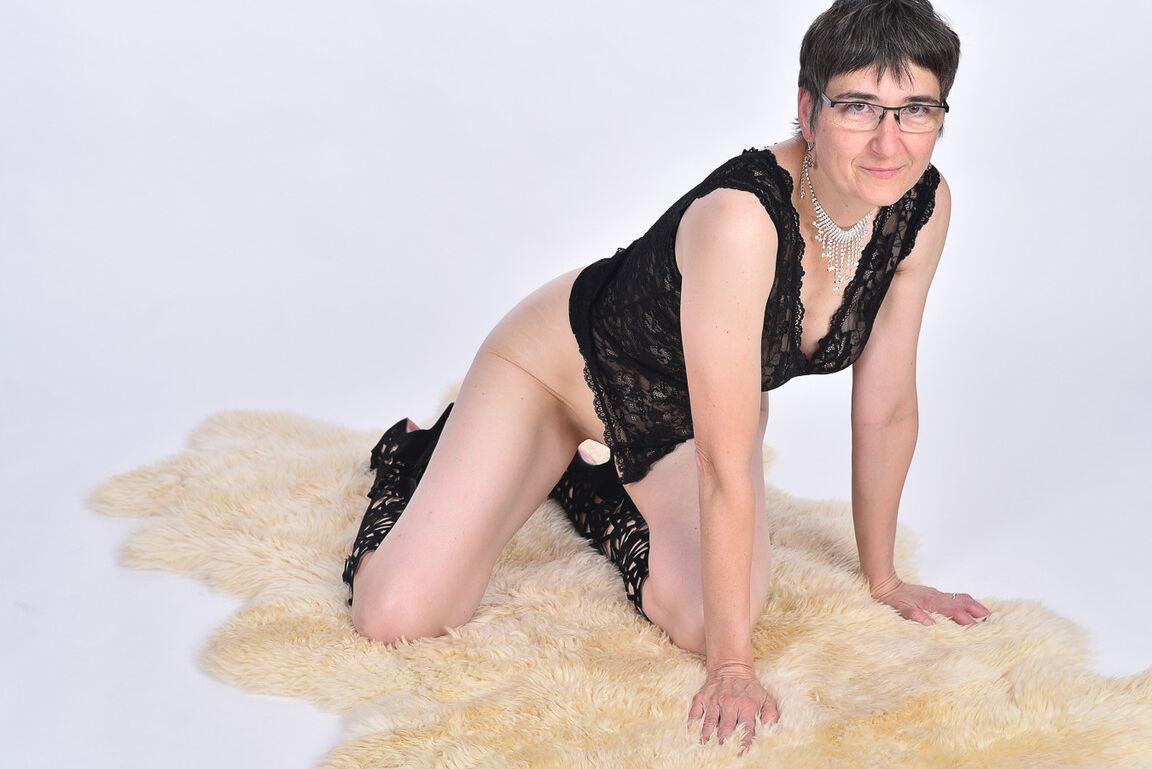 16P Mulher madura com cabelo curto brinca com a vagina de meias e salto alto