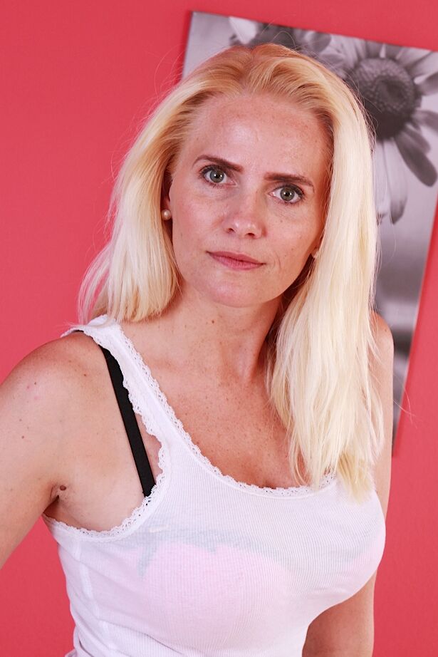 15P Die ältere Blondine Sevikova zieht ihre Kleidung aus, bevor sie mit ihrem gestutzten Muff spielt