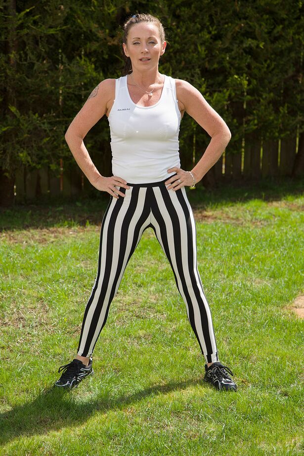 14P La madre madura Marlyn se quita los poco favorecedores pantalones de spandex para meterse los dedos en la cocina