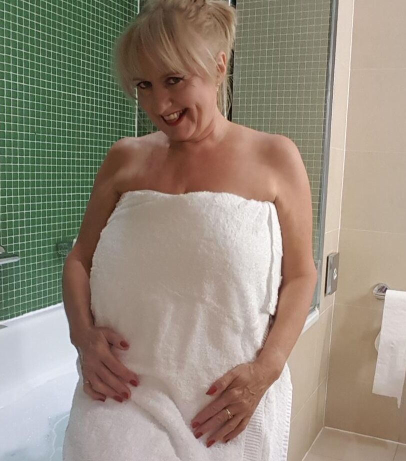 12P Femme mature écarte les lèvres de sa chatte en prenant un bain moussant