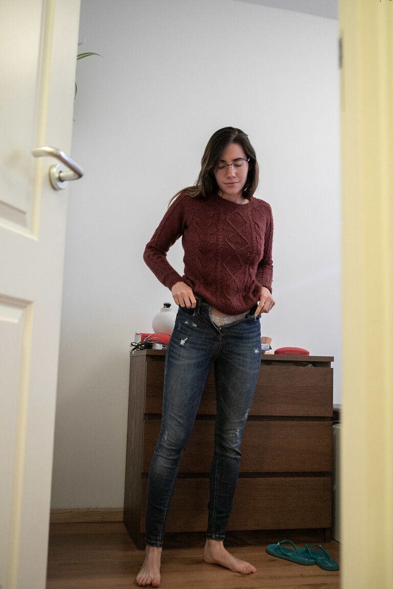 21P Paola G, une jeune brune au cul sexy, s'habille avec une tenue de tous les jours