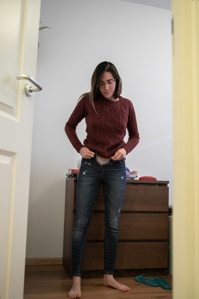 21P Paola G, une jeune brune au cul sexy, s'habille avec une tenue de tous les jours