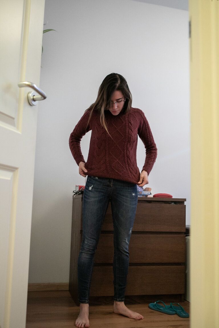 21P Paola G, une jeune brune au cul sexy, s'habille avec une tenue de tous les jours