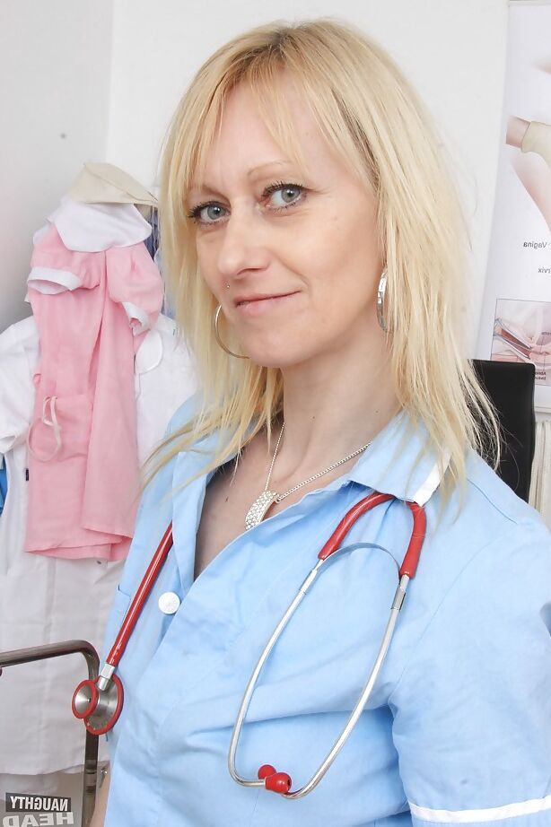 16P Enfermeira loira madura Nelly espalhando sua buceta rosa raspada no hospital