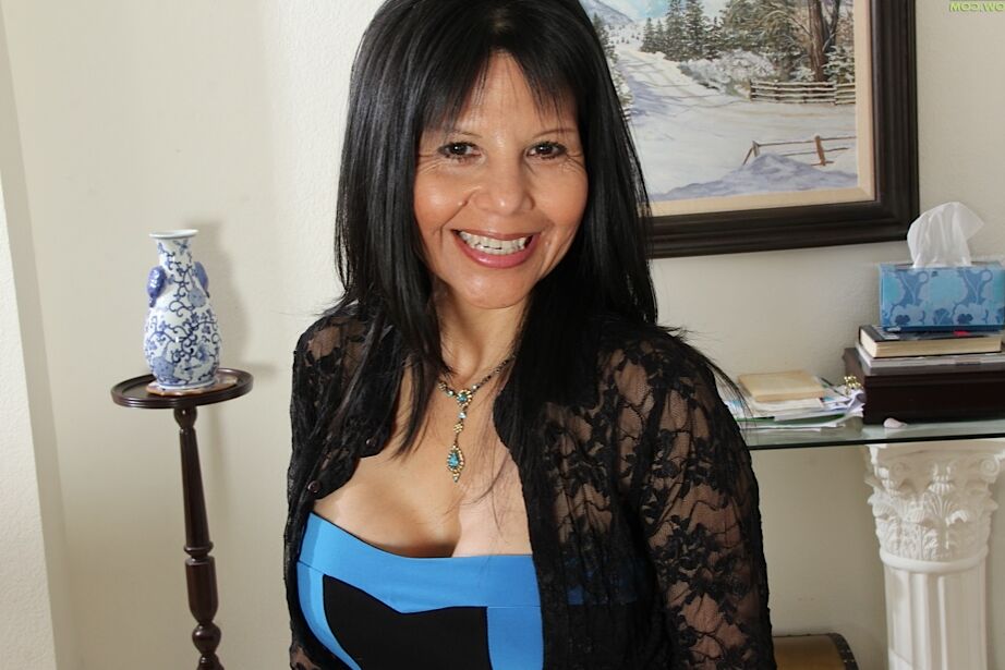 16P A vagabunda madura Marcy Darling revela seus peitos grandes em meias