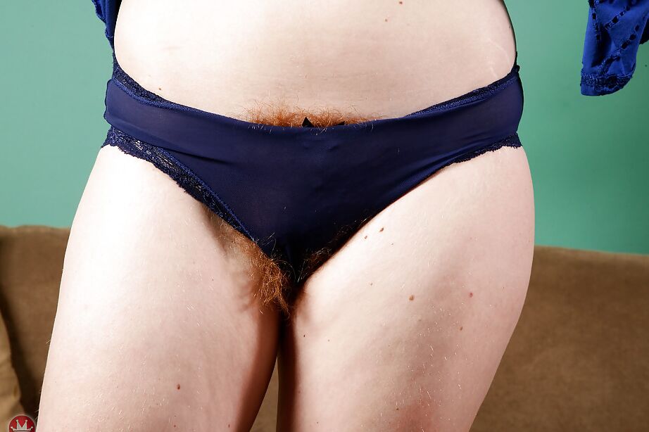 16P 年配の赤毛女性アナ・モリーがパンティーの下で陰毛を露出してポーズをとる