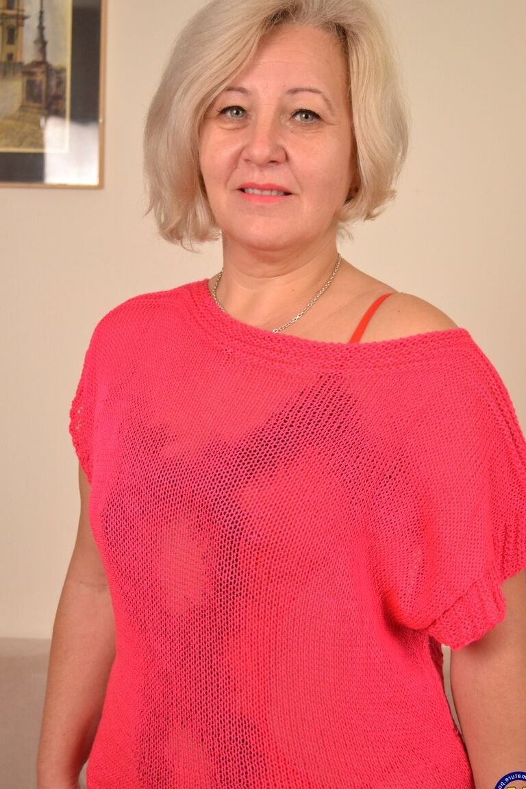 21P Senhora excêntrica Victoria K se masturbando com suas meias de náilon sexy no sofá