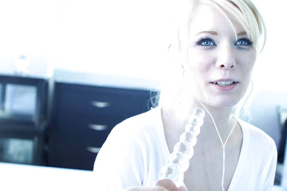 16P Elaina Raye がフェラをして、彼女のきつい女をハードコアに釘付けにする