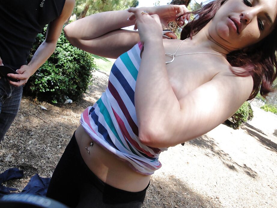 16P La jeune Lexi Brooks fait une branlette en plein air et fait du sexe hardcore.