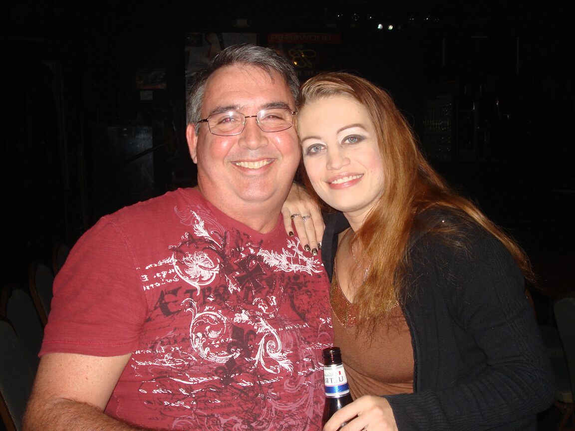 21P Swingers Double Dee & friends show their big tits & get eaten out at a club