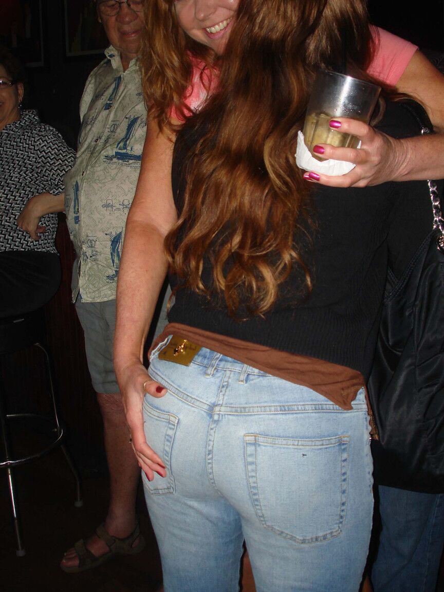 21P Swingers Double Dee & friends show their big tits & get eaten out at a club