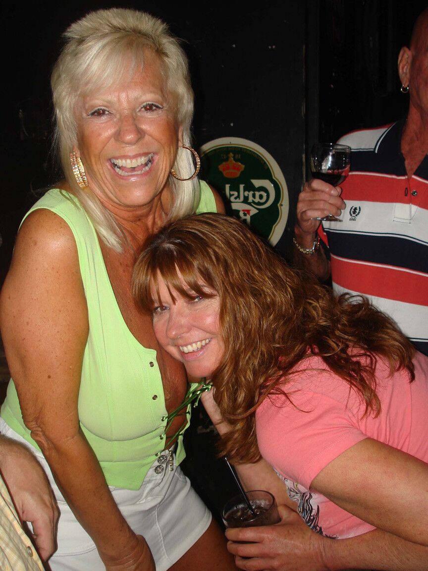 21P Swingers Double Dee & friends show their big tits & get eaten out at a club