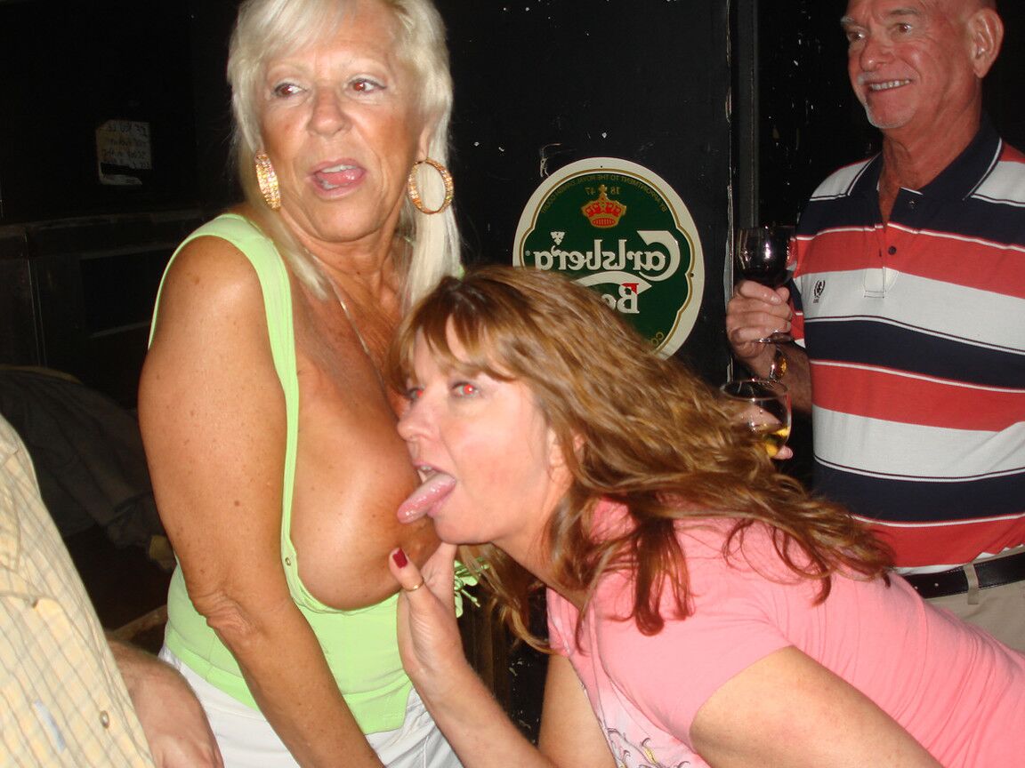 21P Swingers Double Dee & friends show their big tits & get eaten out at a club