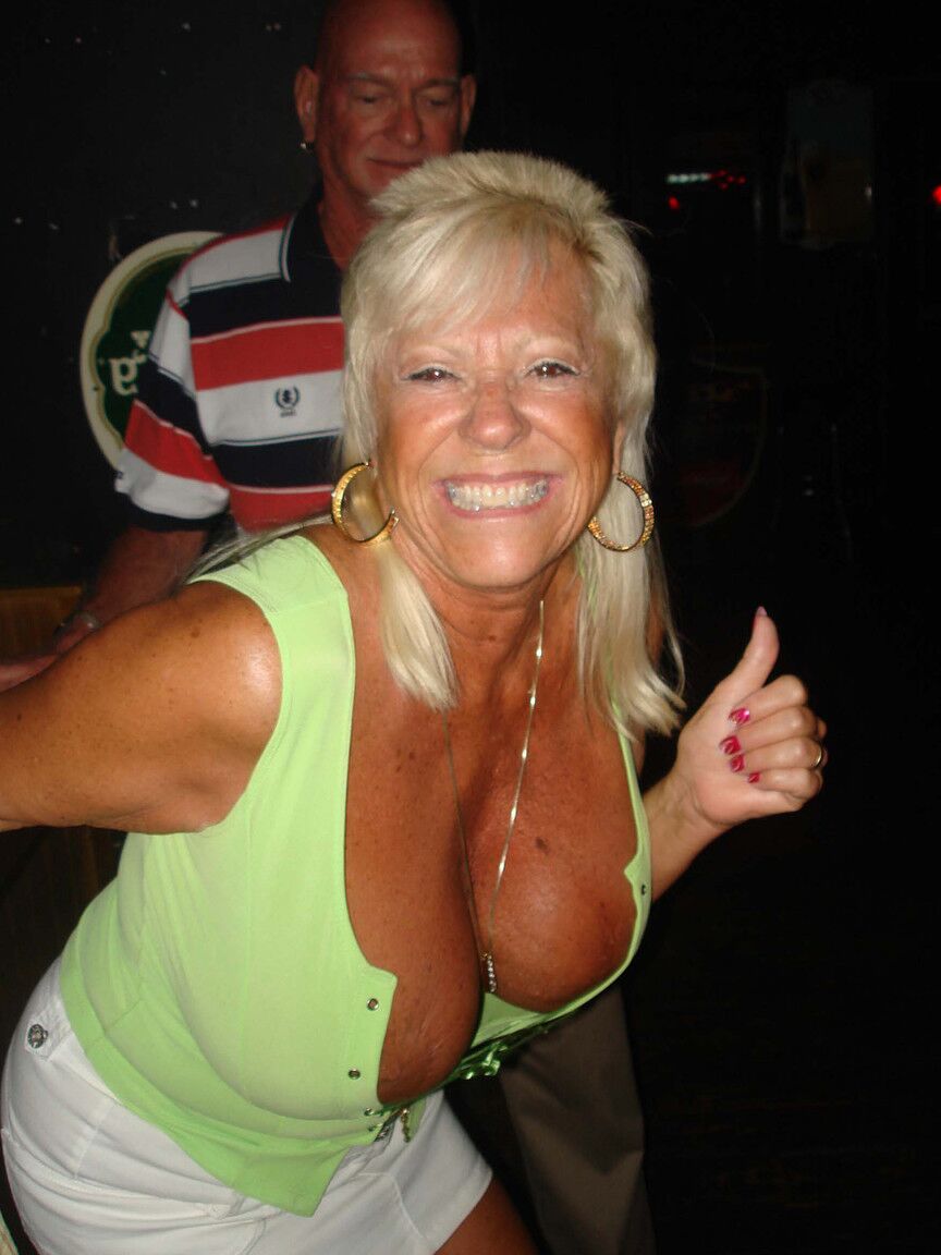 21P Swingers Double Dee & friends show their big tits & get eaten out at a club