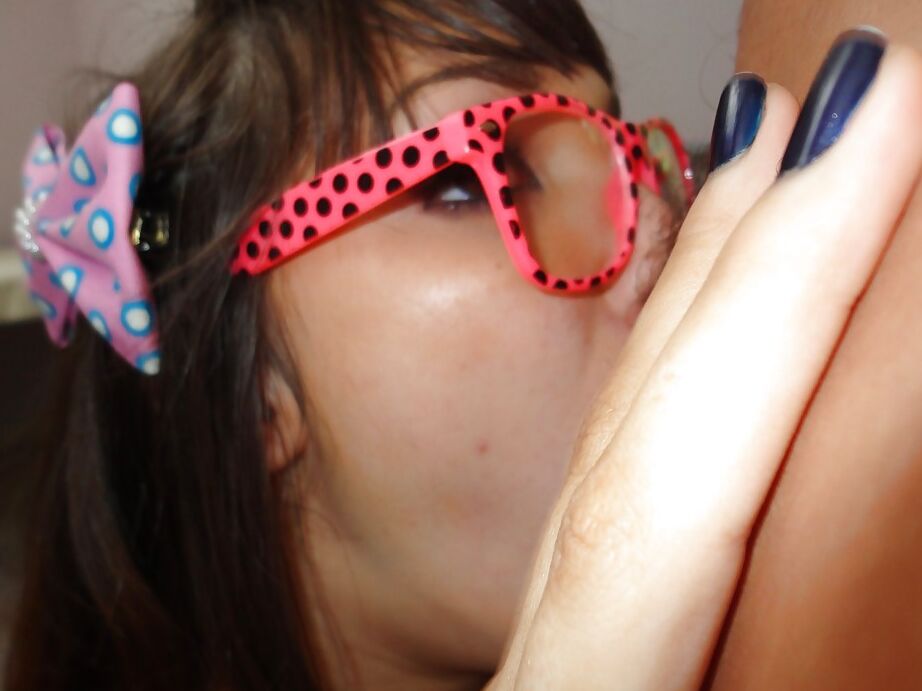 16P Nena follable con gafas Holly Michaels hace una mamada de garganta profunda