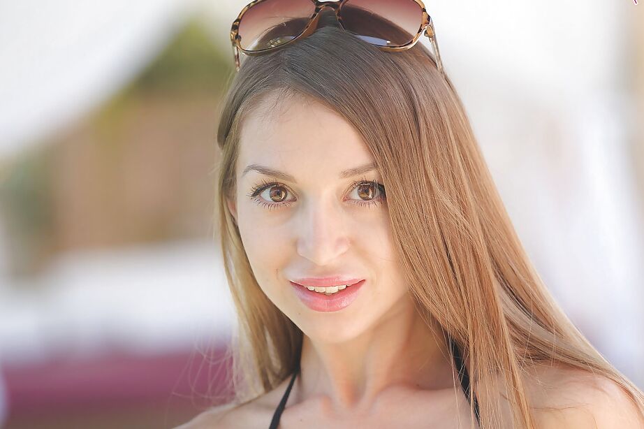 16P Garota solo tira o biquíni ao ar livre para espalhar a buceta lisa da pornstar