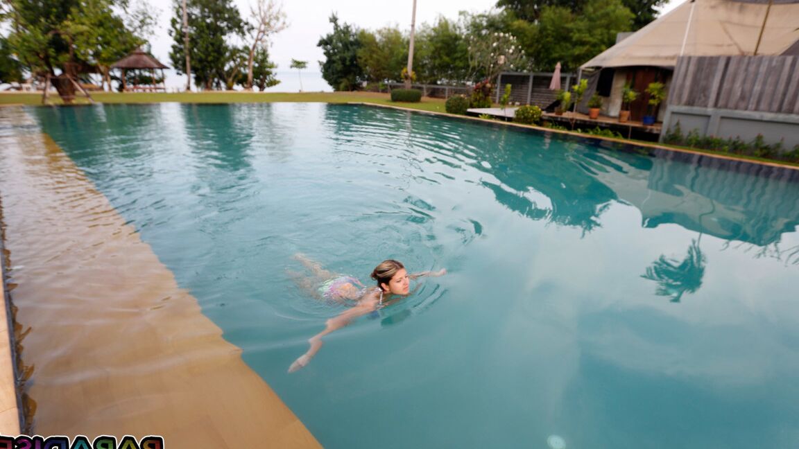 12P A pequena adolescente Gina Gerson perde seus peitos pequenos em um biquíni à beira da piscina
